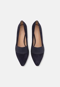 Scarpe in suede blu navy con punta affusolata e una larga banda di tessuto attraverso il metatarso; fodera interna liscia e soletta con marchio, suola piatta.