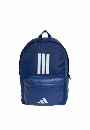 Zaino blu navy in tessuto testurizzato, con tre strisce bianche verticali e una tasca frontale con zip dotata di logo. Design robusto, spallacci regolabili.