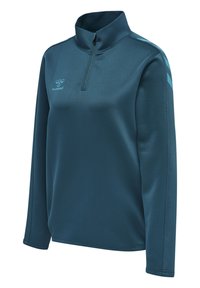 Ciemnoturkusowy sportowy pulower z długim rękawem, z ćwierć zamkiem błyskawicznym, wysokim kołnierzem oraz jaśniejszymi turkusowymi pasami w kształcie jodełki na ramionach.