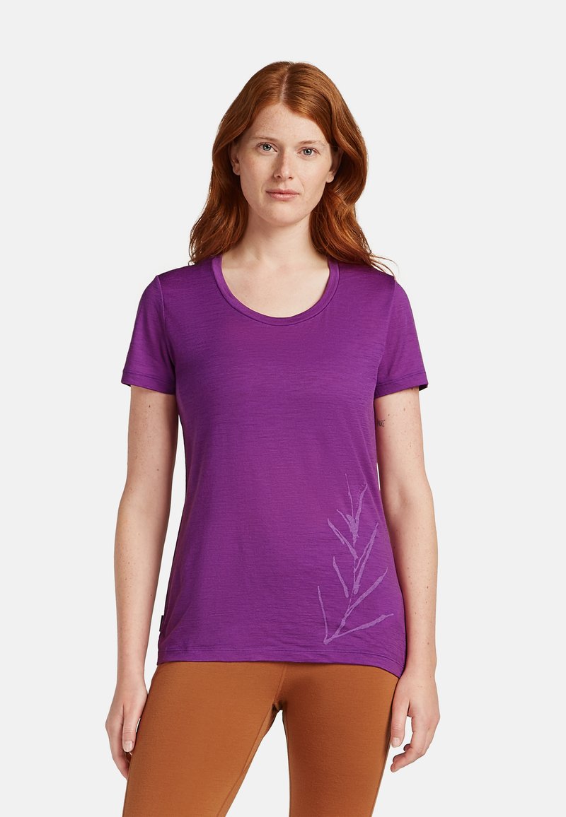 Camiseta de manga corta morada hecha de una tela ligera. Presenta un diseño de hoja simple en un tono más claro en el lado inferior.