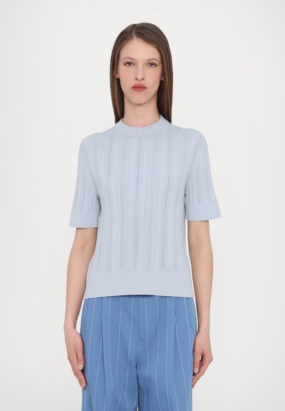 Haut tricot à manches courtes bleu clair avec une texture côtelée et des rayures verticales, doté d'un col rond et d'une silhouette ajustée.