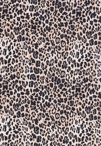 Tela de estampado de leopardo con un fondo beige y manchas negras densas, que varían en tamaño y forma, con una textura suave.