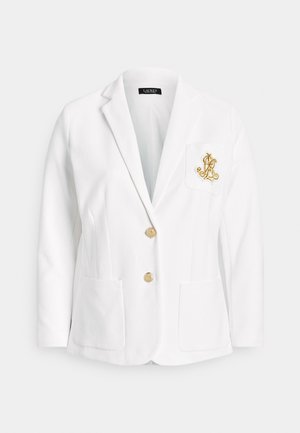 Weißer Stoffblazer mit maßgeschneidertem Design, zwei Fronttaschen, goldenen Knöpfen und einem gestickten Logo auf der Brusttasche.