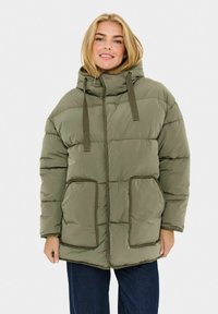 Olivovo zelená puffa bunda s kapucňou, s prešívaným dizajnom, dvoma prednými vreckami a nastaviteľnou šnúrkou pri krku.