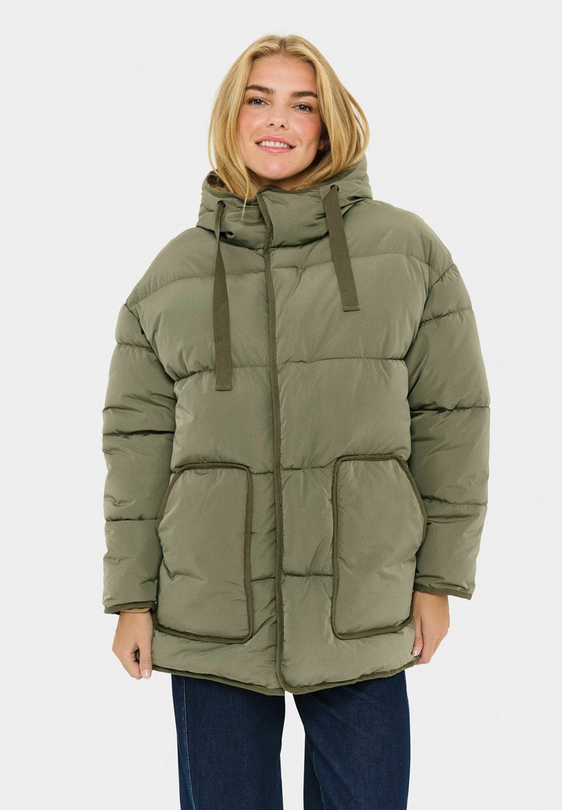 Olivovo zelená puffa bunda s kapucňou, s prešívaným dizajnom, dvoma prednými vreckami a nastaviteľnou šnúrkou pri krku.