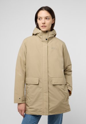 Veste parka beige avec une capuche, fermetures à pression, deux grandes poches avant et des poignets ajustables. Tissu lisse avec un léger éclat.