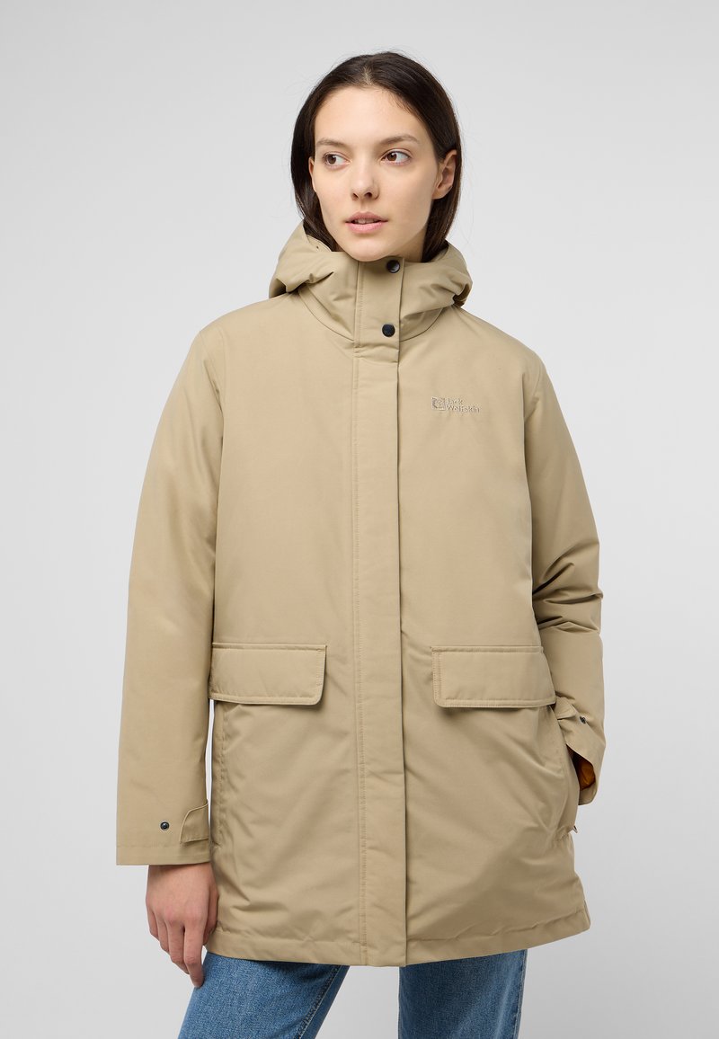 Parka beige con cappuccio, chiusura a bottoni automatici, due grandi tasche frontali e polsini regolabili. Tessuto liscio con una leggera lucentezza.