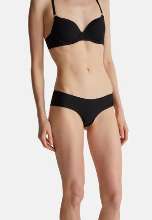 Ensemble de bikini noir comprenant un soutien-gorge à contour avec des bretelles réglables et un bas taille basse assorti. Matière lisse et extensible, design minimaliste.