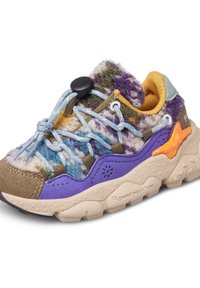 Baskets multicolores avec une tige en laine texturée, accents violets, détails en beige et orange, présentant des lacets élastiques et une semelle rembourrée.