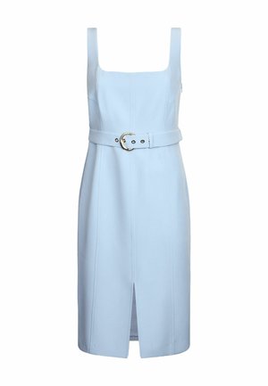Robe sans manches bleu clair avec un décolleté carré, une taille ceinturée avec une boucle circulaire en argent et un détail d'ouverture à l'avant. Texture lisse.