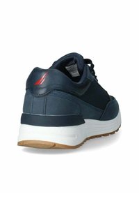 Scarpa atletica navy con tomaia in mesh testurizzato, dettagli sintetici, suola intermedia bianca e suola esterna marrone. Presenta un piccolo dettaglio di design rosso.