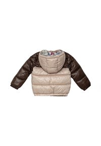 Giacca a vento con una sezione inferiore beige e maniche marrone scuro. Presenta un cappuccio e una texture trapuntata, con una fodera a fantasia colorata.