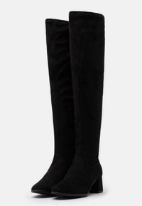 Svarta knähöga stövlar i mjukt mockatyg, med fyrkantig tå, solid klack och sömlös konstruktion.