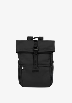 Sac à dos noir en tissu durable, avec un design à rabat, des bretelles réglables et une poche zippée à l'avant pour un rangement supplémentaire.