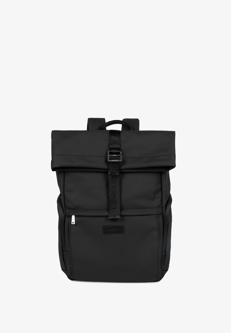 Zaino nero realizzato in tessuto resistente, con design a chiusura roll-top, spallacci regolabili e una tasca frontale con zip per ulteriore spazio di archiviazione.