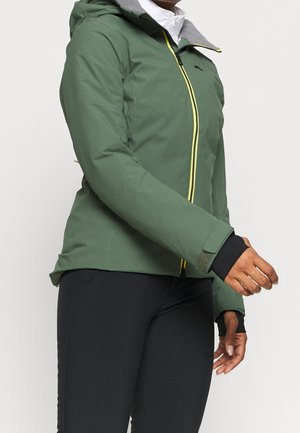 Grüne wasserfeste Jacke mit grauer Kapuze, gelbem Reißverschluss und schwarzen Bündchen. Verfügt über ein tailliertes Design und eine strukturierte Oberfläche.