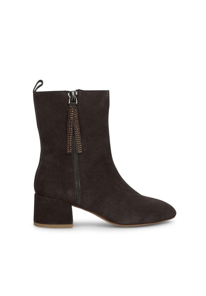 Botas de tobillo de ante gris oscuro con tacón cuadrado, que presentan un cierre frontal de cremallera y un detalle decorativo de tachuelas a lo largo de la cremallera.