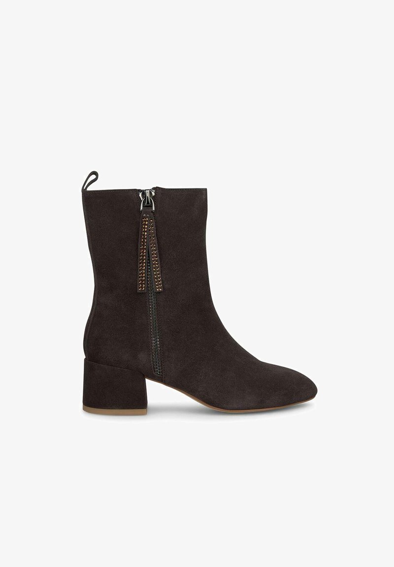 Bottines en suède gris foncé avec un talon bloc, présentant une fermeture éclair à l'avant et des détails en clous décoratifs le long de la fermeture.