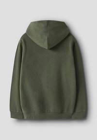 Zielona bluza z kapturem, wykonana z miękkiego, teksturowanego materiału. Posiada kieszeń typu kangur i ściągacze u rękawów. Prosty design, bez widocznych logo.