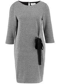 Robe grise texturée avec manches trois quarts. Elle présente un col rond et une ceinture noire nouée à la taille. Fermeture éclair au dos.