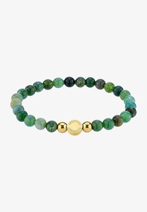 Bracciale in pietre verdi con sfumature di verde diverse, intervallate da perle nere lucide e perle con accenti dorati, inclusa una medaglia d'oro timbrata.