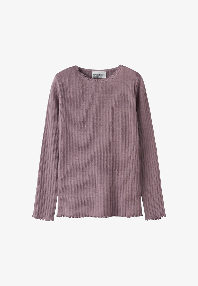 Haut en tricot côtelé à manches longues couleur violet poussiéreux avec un petit motif texturé et des bords légèrement froncés aux manches et à l'ourlet.