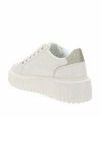 Witte sneaker met een gestructureerde plateauzool, een glad leren bovenwerk, vetersluiting en een glinsterende zilveren accent op de hak.