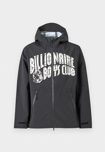 Μαύρο μπουφάν με κουκούλα με λευκό κείμενο "BILLIONAIRE BOYS CLUB", δύο πλαϊνές τσέπες με φερμουάρ και ιμάντα Velcro στα μανίκια. Λείο, ελαφρύ ύφασμα.