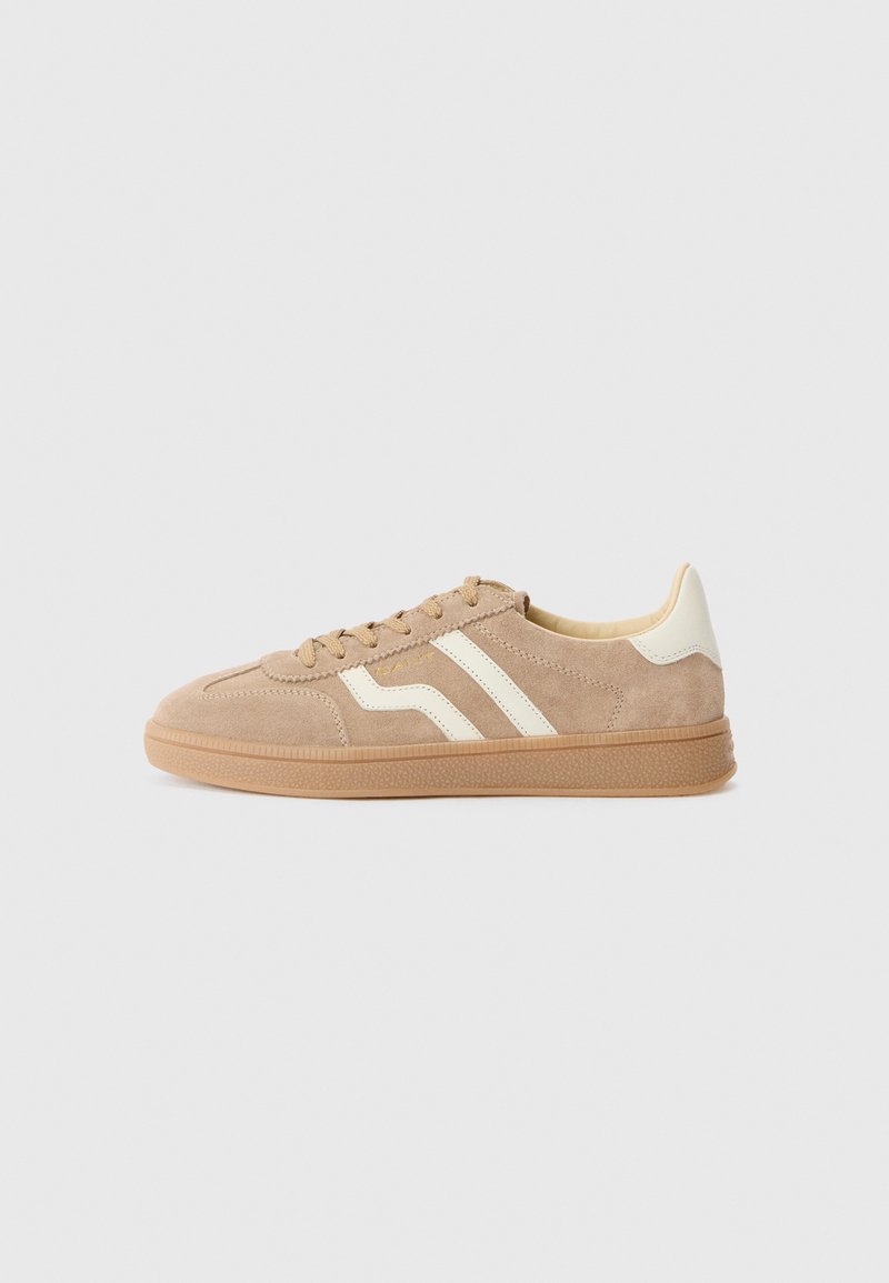 Baskets en daim beige, avec des rayures blanches, un laçage et une semelle en gomme texturée. Style bas avec un col rembourré.