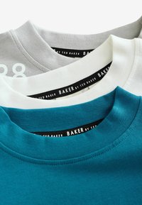 Tričko s okrúhlym výstrihom v šedej, bielej a teal farbe, uložené na seba, s nápisom "BAKER by Ted Baker" na vnútorných golieroch.