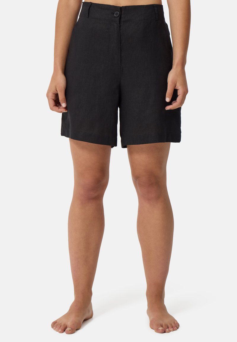 Shorts en lin noirs avec une fermeture par bouton, coupe droite et poches latérales, présentant un ourlet propre et une texture légère.