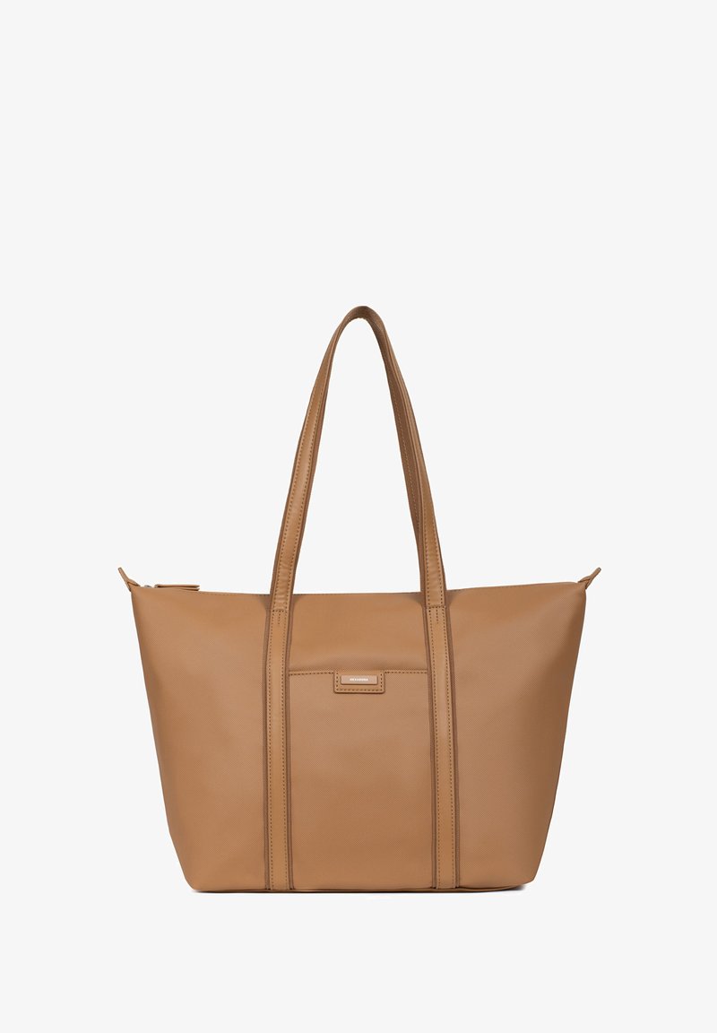 Sac tote beige fabriqué en matériau synthétique texturé. Dispose de doubles poignées, de coutures verticales et d'un panneau central décoratif. Fermeture éclair sur le dessus.