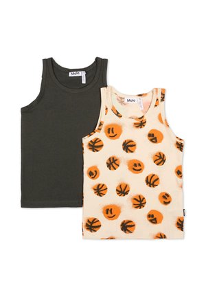 Due canotte: una in cotone verde scuro e un'altra color crema con stampa di pallacanestro arancioni e faccine sorridenti. Entrambe hanno scolli regolari e design senza maniche.