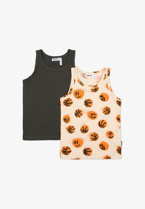 Due canotte: una in cotone verde scuro e un'altra color crema con stampa di pallacanestro arancioni e faccine sorridenti. Entrambe hanno scolli regolari e design senza maniche.