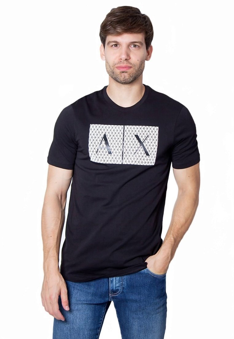 T-shirt noir à manches courtes avec deux motifs graphiques rectangulaires blancs contenant des dessins angulaires noirs sur le devant.
