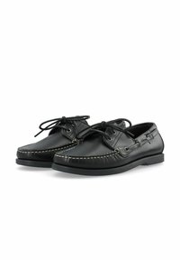 Mocassins en cuir noir avec lacets, détails de couture blanche et semelles en caoutchouc sur fond blanc.