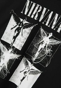 Schwarzes Baumwoll-T-Shirt mit vier weißen Grafikdrucken von engelartigen Figuren mit Flügeln, begleitet von dem Text "NIRVANA" in fetter Schrift oben.