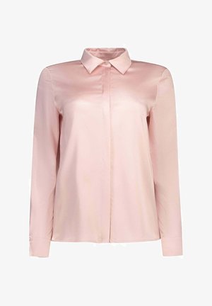 Blouse en satin rose clair à manches longues avec col pointu et patte de boutonnage cachée, présentée sur fond blanc.