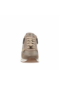 Sneaker in suede e pelle marrone con strisce bianco sporco, allacciatura frontale e zip laterale. Presenta il logo "KEYS" sulla linguetta.