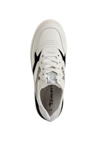 Hvide sneakers med sorte detaljer, tekstureret sidepanel, perforeret tå og sølvlogo på tungen. Har flade snørebånd.