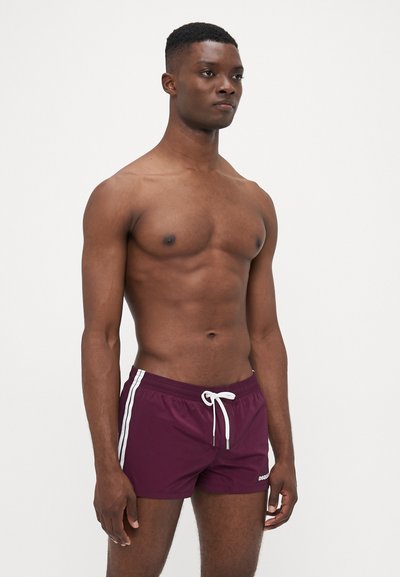 Burgunderfarbene Badeshorts mit weißen Seitenstreifen und Kordelzug. Hergestellt aus leichtem Material, mit einem figurbetonten Design und elastischem Bund.