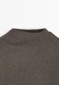 Tmavě šedá vlněná tkanina s jemnou texturou, s kulatým výstřihem a čistými okraji, bez viditelných zapínání nebo ozdob.