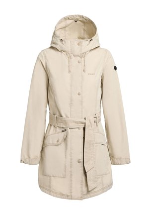 Bež kapucar ženski plašč s sprednjimi gumbi, pasom v pasu in dvema velikima žepoma z zaponkami, zasnovan za hladno vreme.