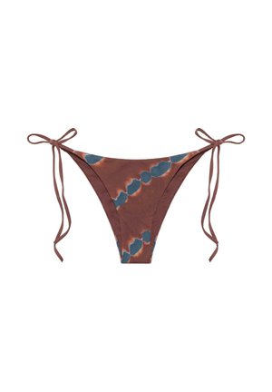 Bas de bikini marron avec des liens sur les côtés et un motif tie and dye bleu et orange sur fond blanc.