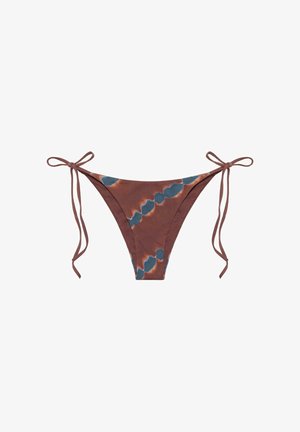 Bas de bikini marron avec des liens sur les côtés et un motif tie and dye bleu et orange sur fond blanc.
