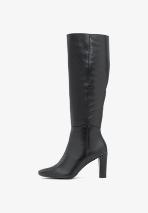 Fekete, térd fölé érő csizma, sima bőrből készült, hegyes orral és karcsú, magas sarkával. Egyszerű kialakítás, minimális varrási díszítéssel.