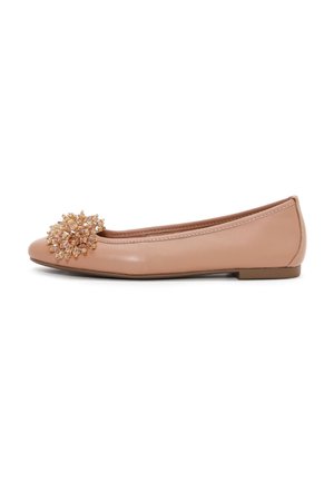Ballerine in pelle color nude con punta arrotondata e un elegante ornamento floreale scintillante sulla tomaia. Suola piatta.