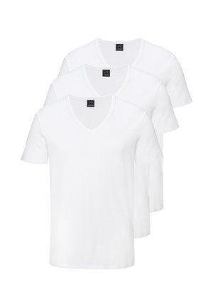 Drei schlichte weiße T-Shirts mit kurzen Ärmeln und V-Ausschnitt aufeinander gestapelt, Vorderansicht zeigend und schwarze Etiketten innen am Kragen vor weißem Hintergrund.