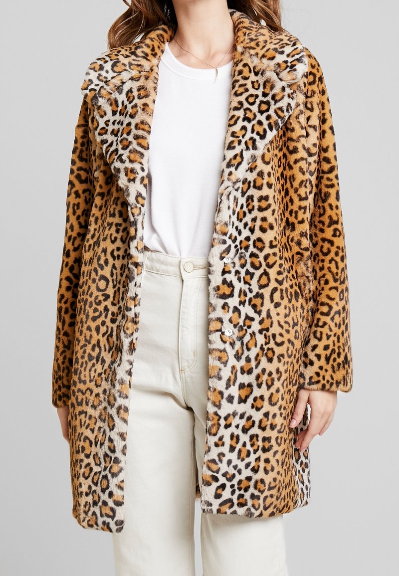 Abrigo de estampado de leopardo con cuello de piel sintética, en tonos de marrón y beige. Presenta mangas largas, un corte holgado y botones decorativos.