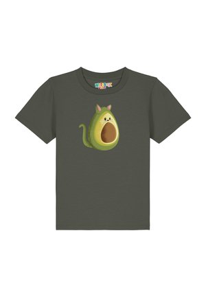 Olijfgroene t-shirt met een cartoon avocado karakter met kattenoren en een bruine pit, gedrukt op de voorkant. Korte mouwen en ronde halslijn.